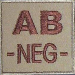 Groupe sanguin AB négatif brodé sur tissu tan